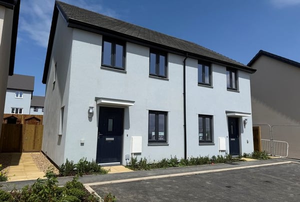 2 bedroom house for sale - Image 1