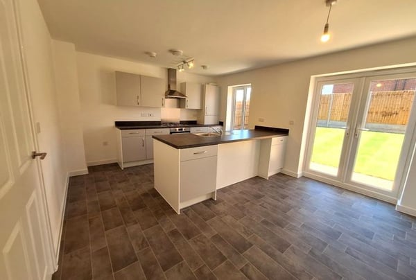3 bedroom house for sale - Image 3