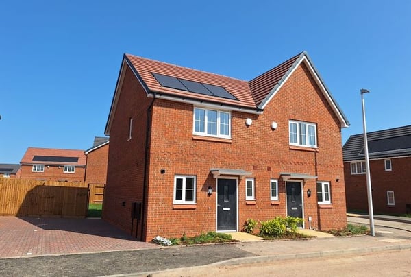 2 bedroom house for sale - Image 1