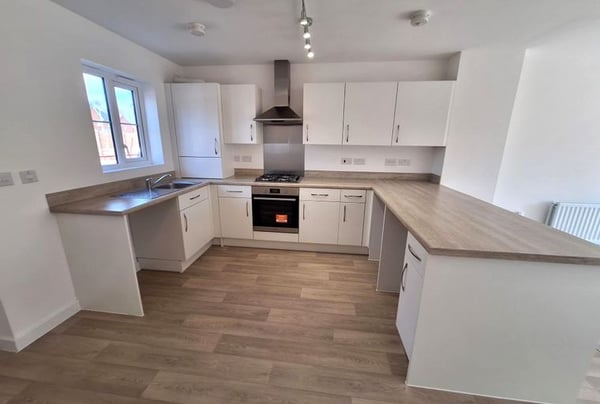 2 bedroom house for sale - Image 2
