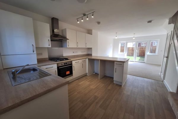 2 bedroom house for sale - Image 3