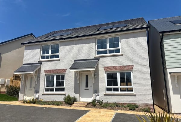 2 bedroom house for sale - Image 1