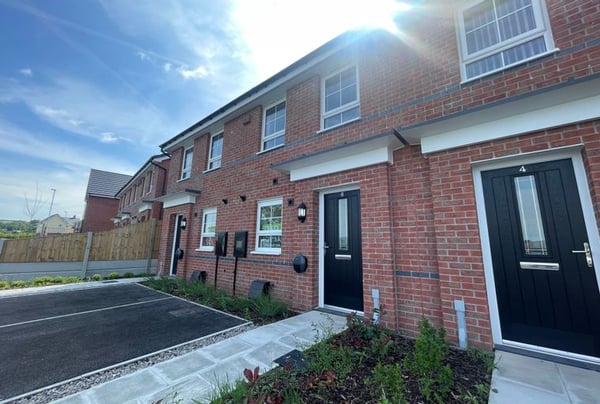 2 bedroom house for sale - Image 2