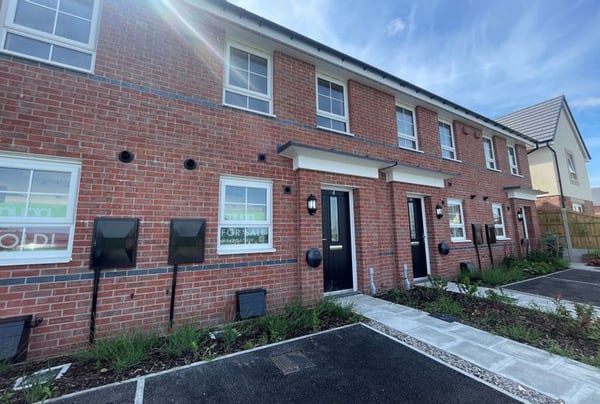 2 bedroom house for sale - Image 3