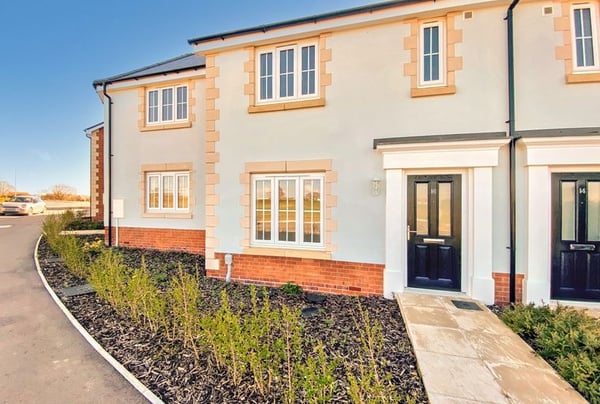 2 bedroom house for sale - Image 1