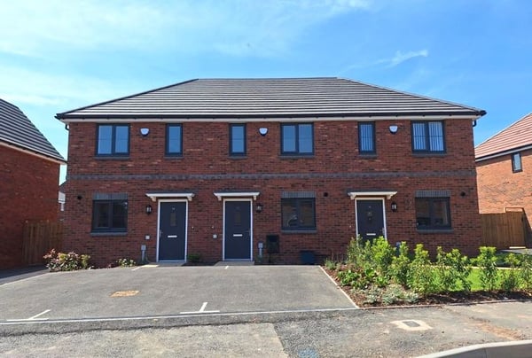 2 bedroom house for sale - Image 1