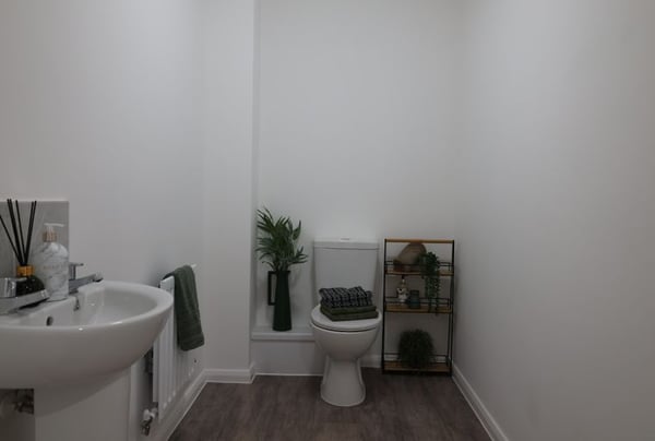 2 bedroom house for sale - Image 2