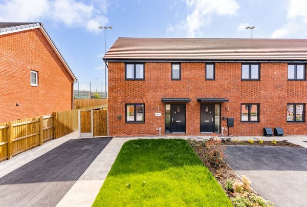 3 bedroom house for sale - Image 1