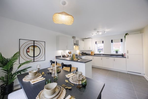 2 bedroom house for sale - Image 2