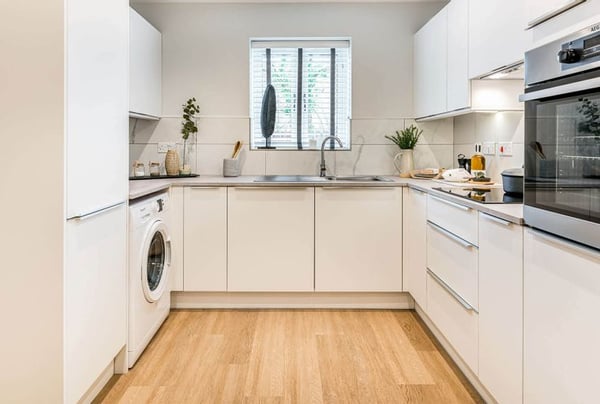 2 bedroom house for sale - Image 2