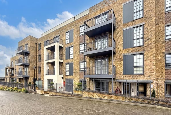 1 bedroom apartment for sale - Image 1
