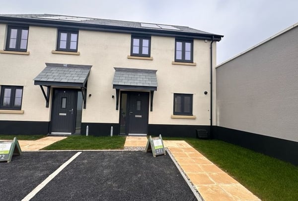 3 bedroom house for sale - Image 1