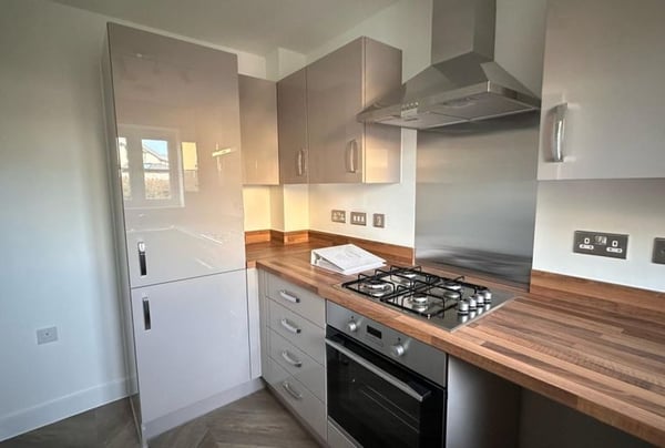 2 bedroom house for sale - Image 2