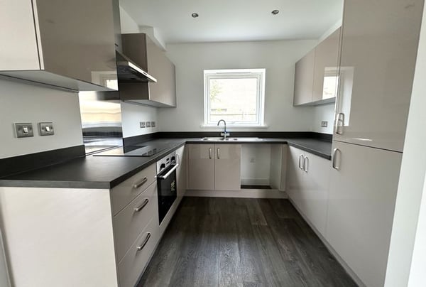 2 bedroom house for sale - Image 3