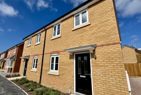 3 bedroom house for sale - Image 1