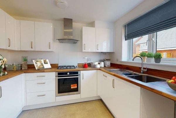 2 bedroom house for sale - Image 3