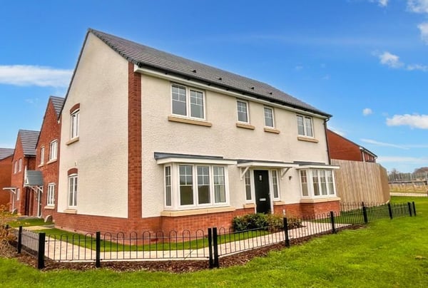 4 bedroom house for sale - Image 1