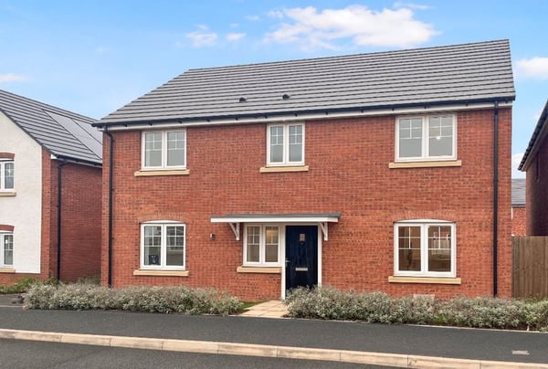 4 bedroom house for sale - Image 1