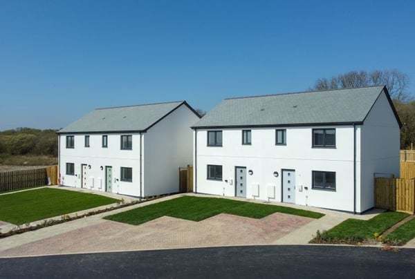 2 bedroom house for sale - Image 1