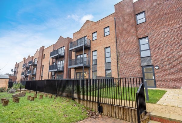 3 bedroom apartment for sale - Image 1