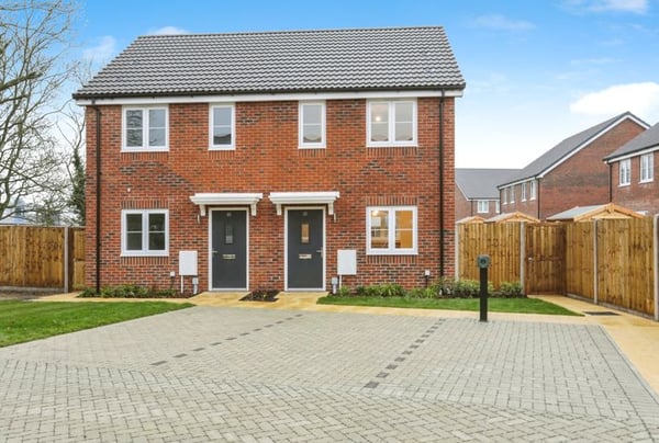 1 bedroom house for sale - Image 2