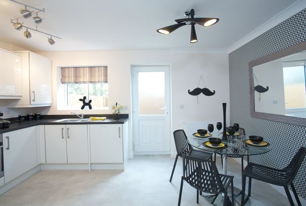 2 bedroom house for sale - Image 2