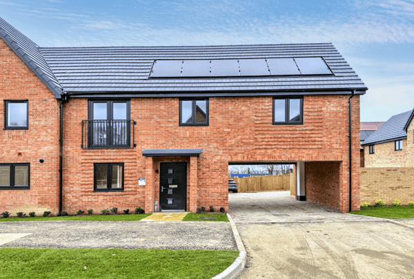 2 bedroom house for sale - Image 1
