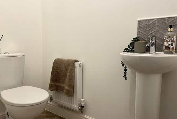 2 bedroom house for sale - Image 2