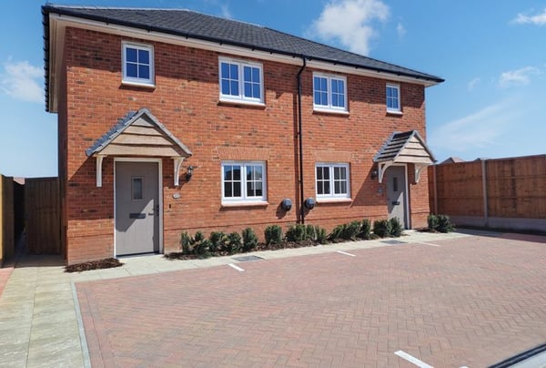 2 bedroom house for sale - Image 1