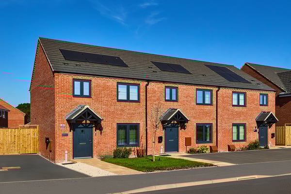3 bedroom end terrace with south facing garden - Image 1