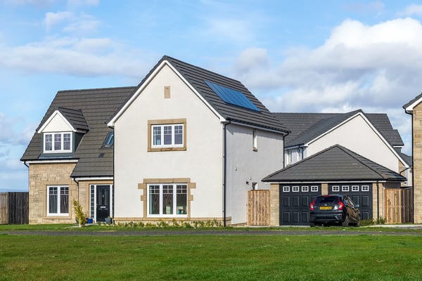 5 bedroom detached with open plan living - Image 1