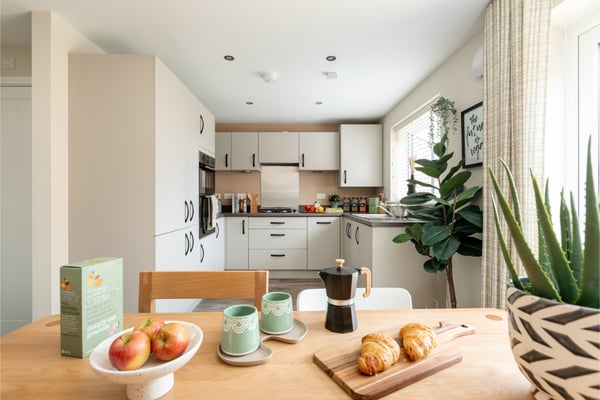 3 bedroom end terrace with a secluded west facing garden - Image 1