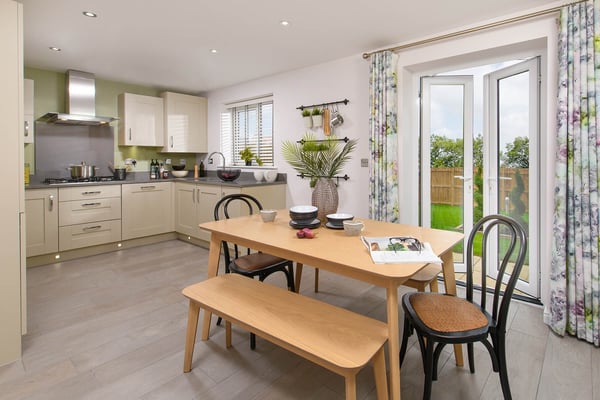 4 bedroom detached with a South East facing garden - Image 1