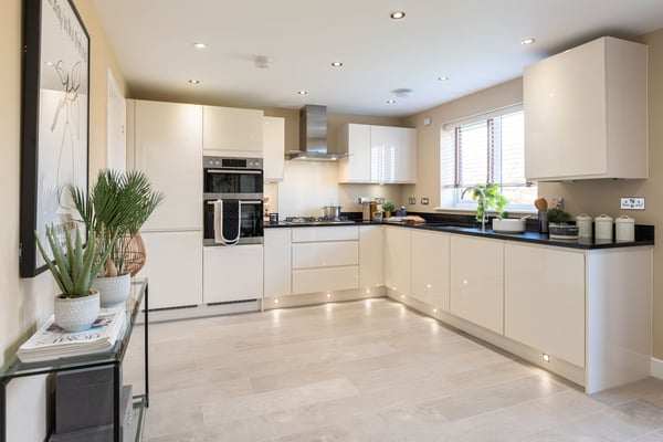 4 bedroom detached with single garage and driveway parking - Image 1