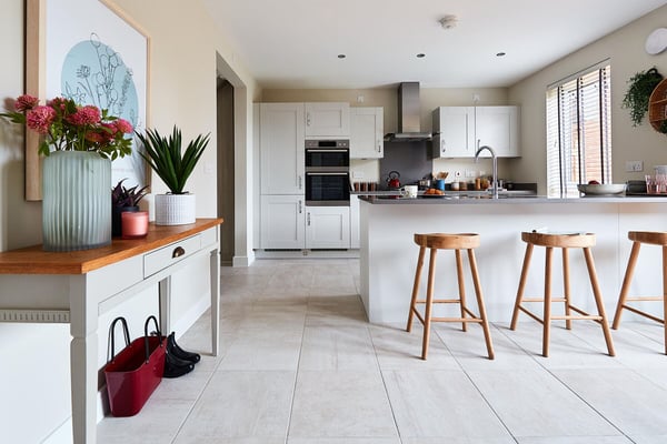 4 bedroom detached with a garage and driveway - Image 1