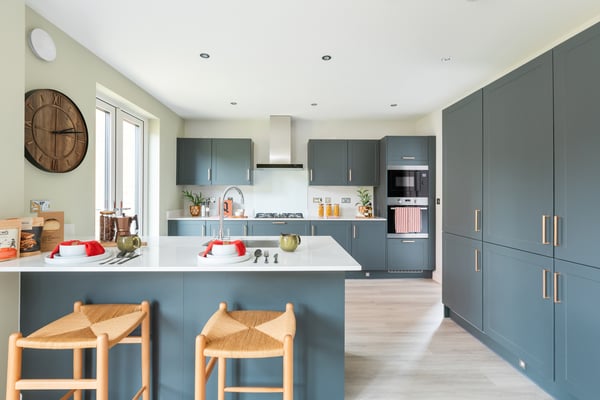 5 bedroom detached with separate garage - Image 1
