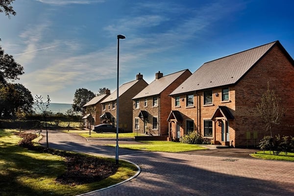 3 bedroom mid terrace with two parking spaces and near green open space - Image 2