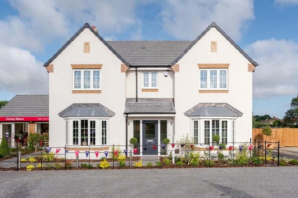 3 bedroom semi-detached with separate laundry space - Image 2
