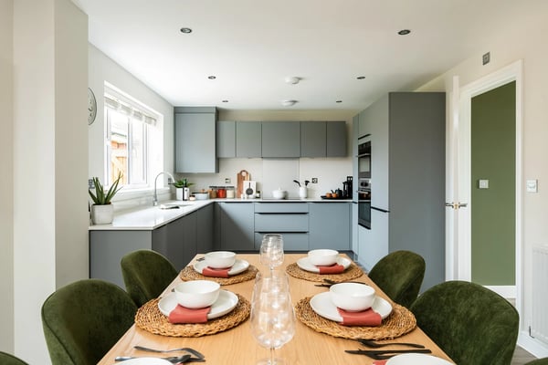 4 bedroom detached with a South facing garden - Image 1