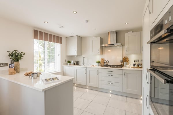 4 bedroom detached with large South facing garden - Image 1