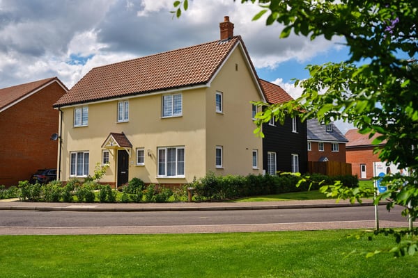 4 bedroom detached with south facing garden - Image 1