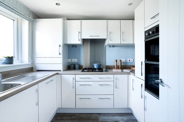 2 bedroom mid terrace with fully fitted kitchen & appliances - Image 2