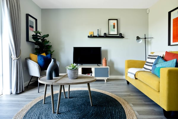 2 bedroom mid terrace with fully fitted kitchen & appliances - Image 1