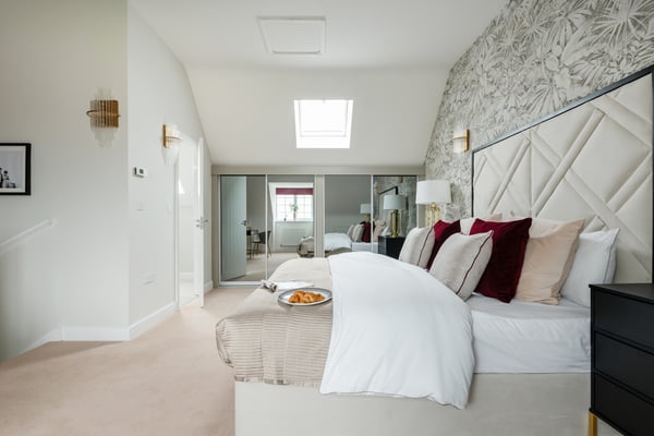 4 bedroom semi-detached with south facing garden - Image 1