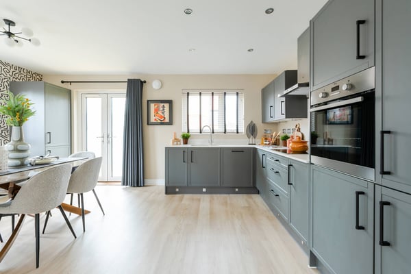 3 bedroom semi-detached with south facing garden - Image 1