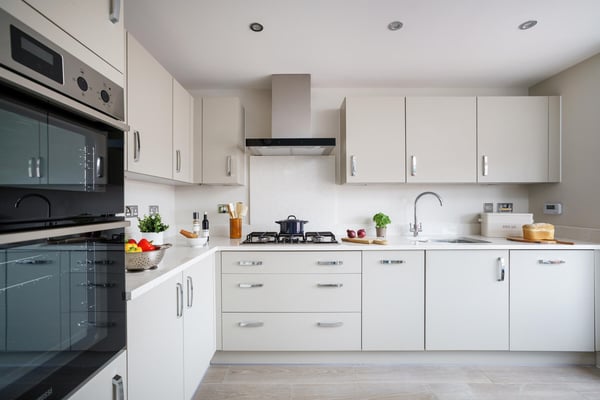 4 bedroom detached with a south facing garden - Image 1