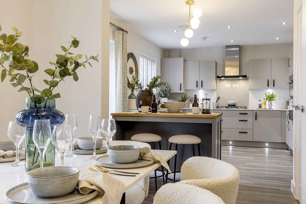 5 bedroom detached with single garage and driveway - Image 1