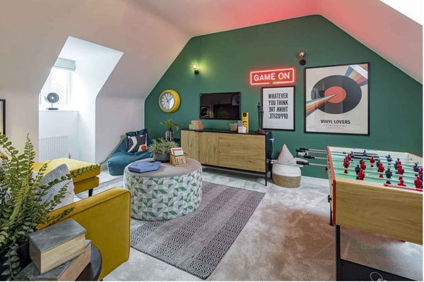 5 bedroom detached with single garage and driveway - Image 1