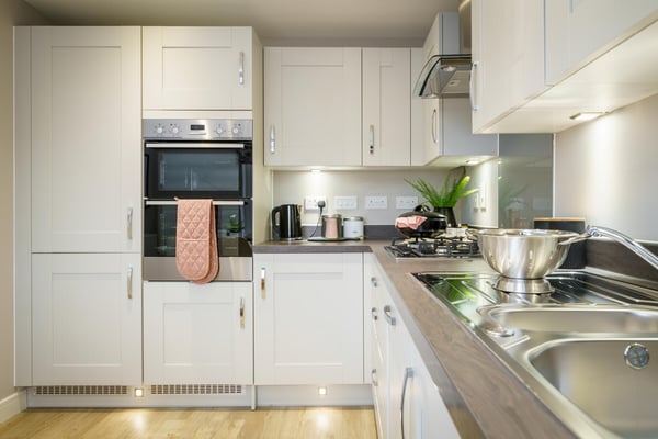 3 bedroom end terrace with views of green open space - Image 1