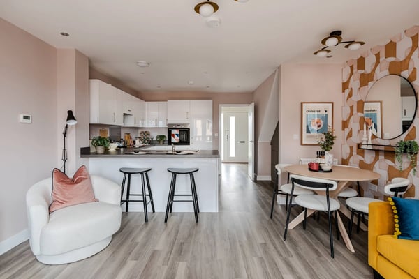 3 bedroom end terrace with driveway parking - Image 1